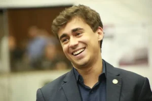 Nikolas Ferreira reage a áudios com Vorcaro e afirma que caso é “cortina de fumaça”